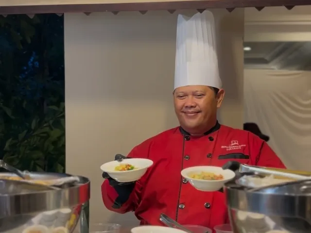 Chef yang menyiapkan buka puasa di Bukit Darmo Golf (BDG), Surabaya. (Foto: BDG)
