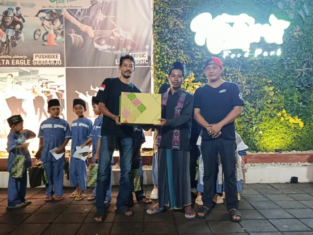 Komunitas R2T yang Membagikan Bantuan Bagi Anak Yatim. (Foto: R2T)