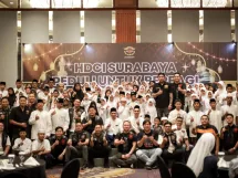 Anggota HDCI Surabaya berfoto bersama ke-150 anak yatim piatu penerima santunan baksos. (Foto: Istimewa)