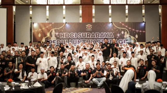 Anggota HDCI Surabaya berfoto bersama ke-150 anak yatim piatu penerima santunan baksos. (Foto: Istimewa)