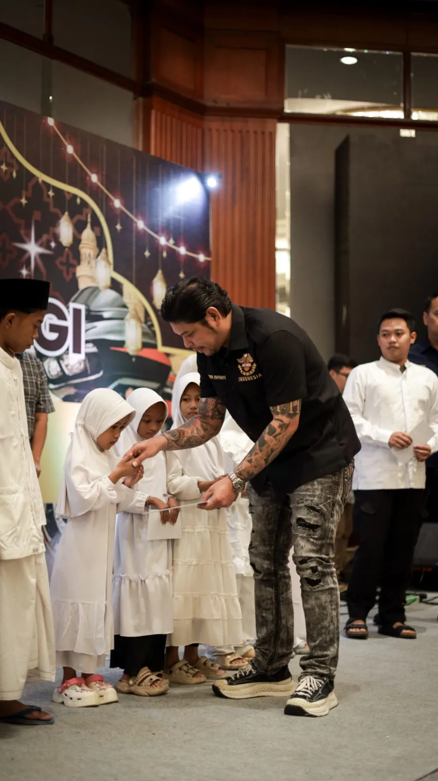 Ketua HDCI Surabaya Indra Irawan menyerahkan santunan. (Foto: Istimewa)