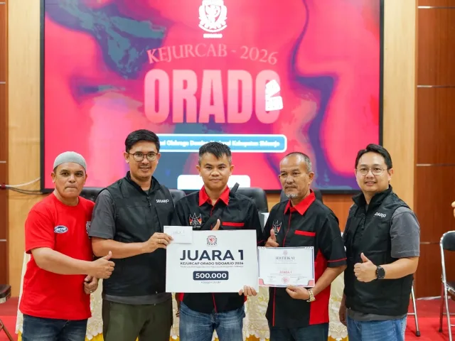 Ketua Orado Sidoarjo Yonathan Toar Sangari (dua dari kiri) bersama pemenang Kejurcab Orado 2026. (Foto: Istimewa)