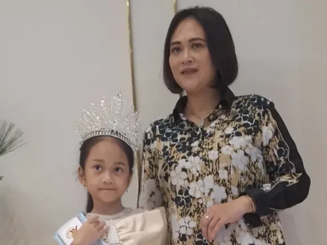 Aurelia Khanza Naufalyn (kiri) dan ibunya Melisa Sugianto. (Foto: Istimewa)