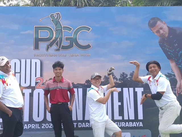 Anggota Paguyuban Golf Ceria (PGC) Adi Setyo Budi (paling kanan) yang ulang tahunnya dijadikan sebagai penanda turnamen "Adi Cup 2" di Bukit Darmo Golf, Surabaya, 14 April lalu. (Foto: Istimewa)
