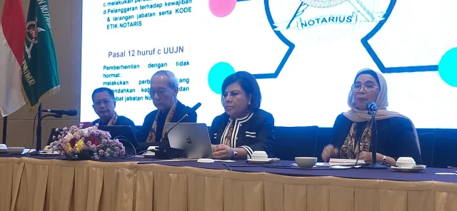 Ketua DKW INI Jatim Sri Wahyu Jatmiko (dua dari kanan) saat memimpin sosialisasi perubahan Kode Etik Notaris (KEN) Senin lalu (20/4). (Foto: Istimewa)