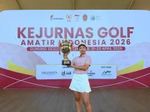 Jennifer Quinn Effendi mengangkat trofi juara Kejurnas Golf Amatir 2026. (Foto: Dok Pribadi)