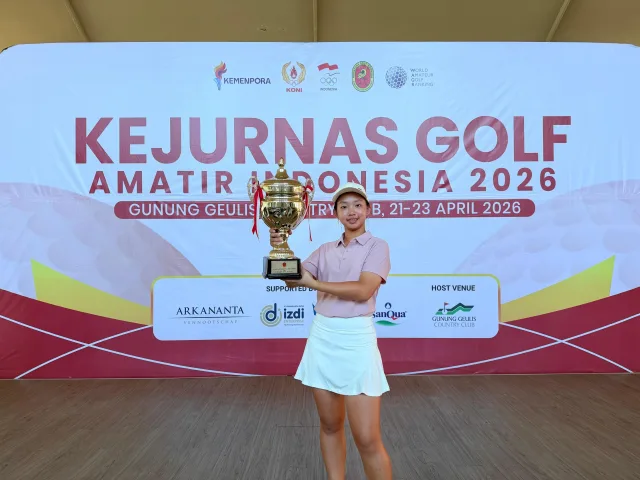 Jennifer Quinn Effendi mengangkat trofi juara Kejurnas Golf Amatir 2026. (Foto: Dok Pribadi)