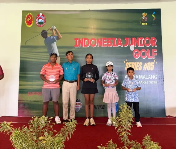 (dari kiri) Havis Rohmad Afif Sahid, Queen Shine Gracella, Reyna Delissa Mulku, dan Lananggara Abbuming Daya bersama Golf Operational Manager Rusdianto (dua dari kiri) dalam penyerahan penghargaan pegolf terbaik dalam ajang Indonesian Junior Golf (IJG) Series 5 di Araya Golf, Malang, 28-29 Maret lalu. (Foto: IJG)