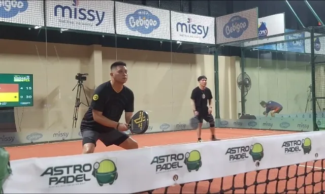 Suasana salah satu game dalam turnamen padel Astro Padel Sidoarjo Open 2026 di Astro Padel Club, Sidoarjo, Jumat malam (24/4). (Foto: Istimewa)