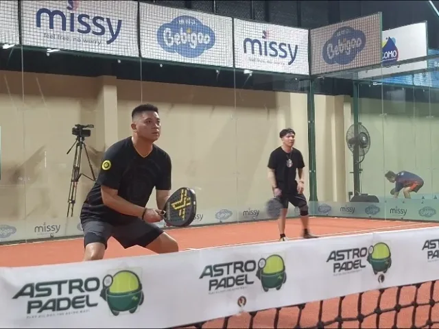 Suasana salah satu game dalam turnamen padel Astro Padel Sidoarjo Open 2026 di Astro Padel Club, Sidoarjo, Jumat malam (24/4). (Foto: Istimewa)