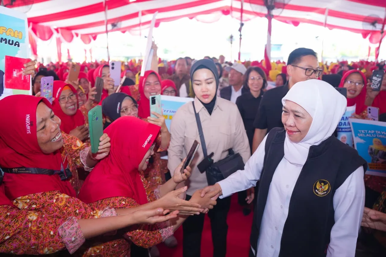 Khofifah Salurkan BLT DBHCHT Rp2,5 Miliar untuk 2.508 Buruh Pabrik Rokok di Surabaya