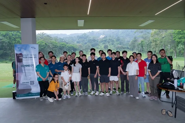 Mahasiswa dan alumni UK Petra yang tergabung dalam Petranesian Golf Community berfoto bersama di Driving Range Taman Dayu Golf Club & Resort, Pasuruan, Jumat (1/5). (Foto: Istimewa)