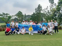Puluhan anggota komunitas Gue Banget Golf Club berfoto sebelum turnamen "Last April Gobar Tournament" di Taman Dayu Golf Club & Resort, Pasuruan. (Foto: Groovy Golf EO)