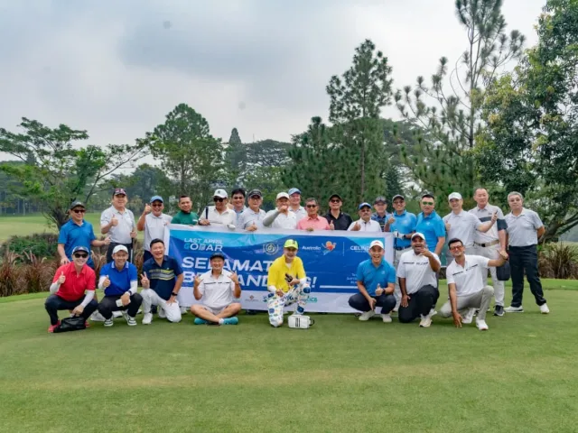 Puluhan anggota komunitas Gue Banget Golf Club berfoto sebelum turnamen "Last April Gobar Tournament" di Taman Dayu Golf Club & Resort, Pasuruan. (Foto: Groovy Golf EO)
