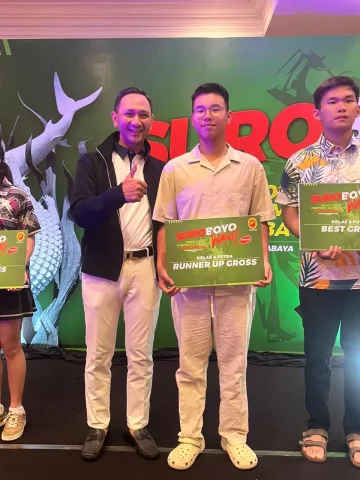 Brooklyn Troy Laksono bersama Ketua PGI Kota Surabaya Syamanta Novan dalam awarding Surabaya Wani Series #1 di Bukit Darmo Golf (BDG), Surabaya, 2-3 Mei lalu. (Foto: Istimewa)