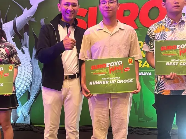 Brooklyn Troy Laksono bersama Ketua PGI Kota Surabaya Syamanta Novan dalam awarding Surabaya Wani Series #1 di Bukit Darmo Golf (BDG), Surabaya, 2-3 Mei lalu. (Foto: Istimewa)