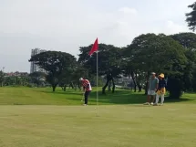 Jadid Ahmad (kiri) memukul bola di green hole 9 Bukit Darmo Golf (BDG) dalam series kedua Metro Golf League (MGL) 2026, Sabtu (9/5). (Foto: Istimewa)