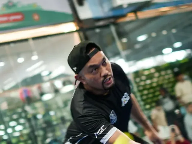 Ketua Umum HDCI Pusat Ahmad Sahroni saat bermain padel dalam turnamen padel HUT ke-36 HDCI di Bay Arena, 8-10 Mei lalu. (Foto: Istimewa)