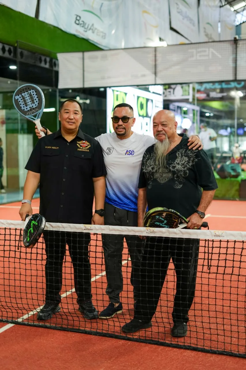 Ketua Umum HDCI Pusat Ahmad Sahroni (tengah) saat turnamen padel HUT ke-36 HDCI di Bay Arena, Surabaya, 8-10 Mei lalu. (Foto: Istimewa)