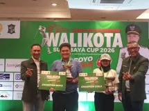 (dari kiri-kanan) Ketua PGI Surabaya Syamanta Novan, Brillian Elang Senna Mahagiri, Farah Anabel Xaviera Lesmana, dan Ketua Panitia Pelaksana Turnamen Golf Piala Walikota Surabaya AA Ngurah Henry Darmawan saat awarding di Bukit Darmo Golf (BDG), Surabaya, Minggu petang (17/5). (Foto: Istimewa)