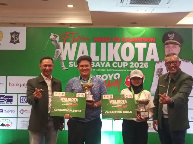(dari kiri-kanan) Ketua PGI Surabaya Syamanta Novan, Brillian Elang Senna Mahagiri, Farah Anabel Xaviera Lesmana, dan Ketua Panitia Pelaksana Turnamen Golf Piala Walikota Surabaya AA Ngurah Henry Darmawan saat awarding di Bukit Darmo Golf (BDG), Surabaya, Minggu petang (17/5). (Foto: Istimewa)
