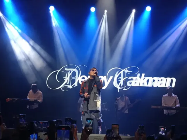 Penyanyi lagu pop Jawa Denny Caknan saat tampil dalam acara "Gala Dinner with CEO Forum" di Convention Hall lt 3 Grand City, Surabaya, Kamis malam (20/5). (Foto: YMP)