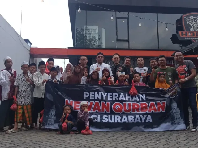 Ketua HDCI Surabaya Indra Irawan beserta jajaran pengurus berfoto dengan anak-anak panti asuhan dalam baksos Idul Adha di House of Bikers (Hobis), Surabaya, Kamis (28/5). (Foto: Istimewa)
