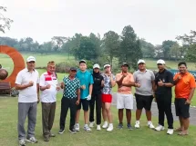 Pegolf, pelatih, dan ofisial S Golf Academy (SGA) berfoto setelah latihan di putting green Taman Dayu Golf Club & Resort, Pasuruan, Sabtu (30/5). (Foto: Istimewa)