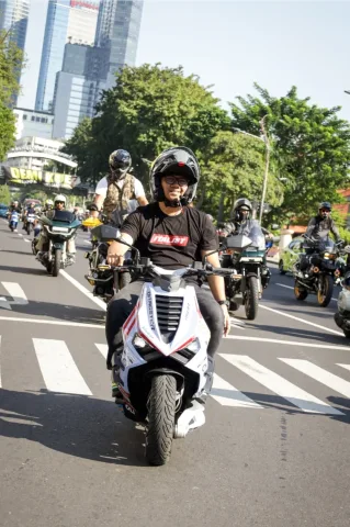 Owner PT Cipta Ramadhan Sejahtera Muhamad Niko saat menunggangi motor Italjet di jalanan kota Surabaya, Minggu (7/6). (Foto: Istimewa)