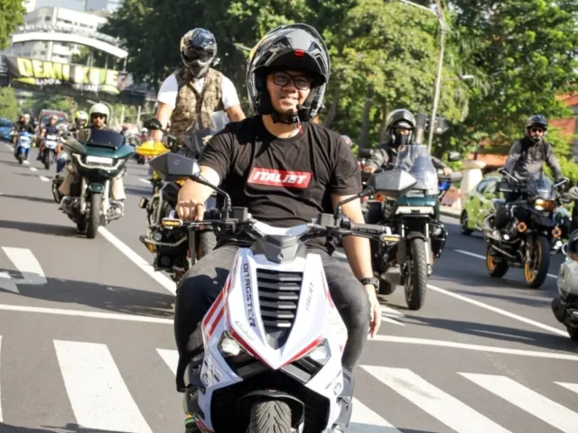 Owner PT Cipta Ramadhan Sejahtera Muhamad Niko saat menunggangi motor Italjet di jalanan kota Surabaya, Minggu (7/6). (Foto: Istimewa)