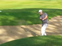 Aksi salah seorang peserta series ketiga Metro Golf League (MGL) 2026 di Golf Graha Famili, Surabaya, Sabtu (13/6). (Foto: Istimewa)