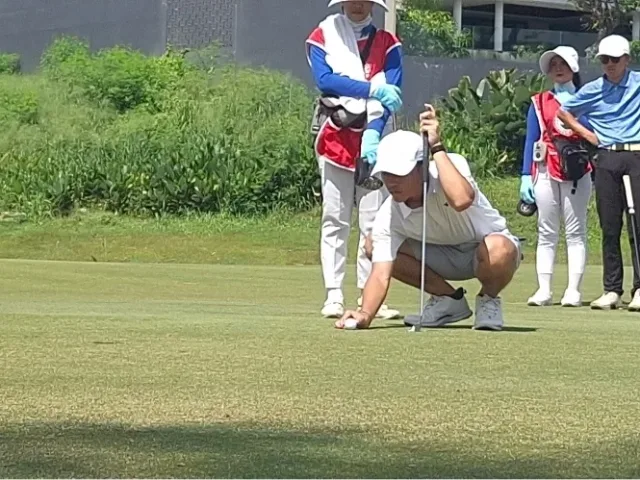Pegolf William Justin Wijaya saat mengatur bola di green hole 12 Ciputra Golf Surabaya. (Foto: istimewa)